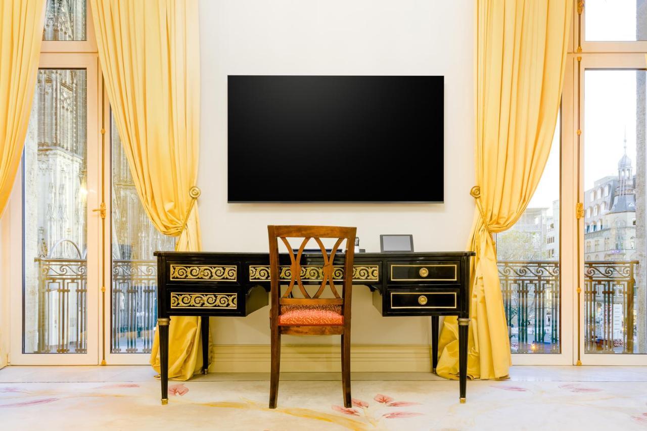 Excelsior Hotel Ernst Am Dom Köln Kültér fotó A flat-screen television mounted on a wall