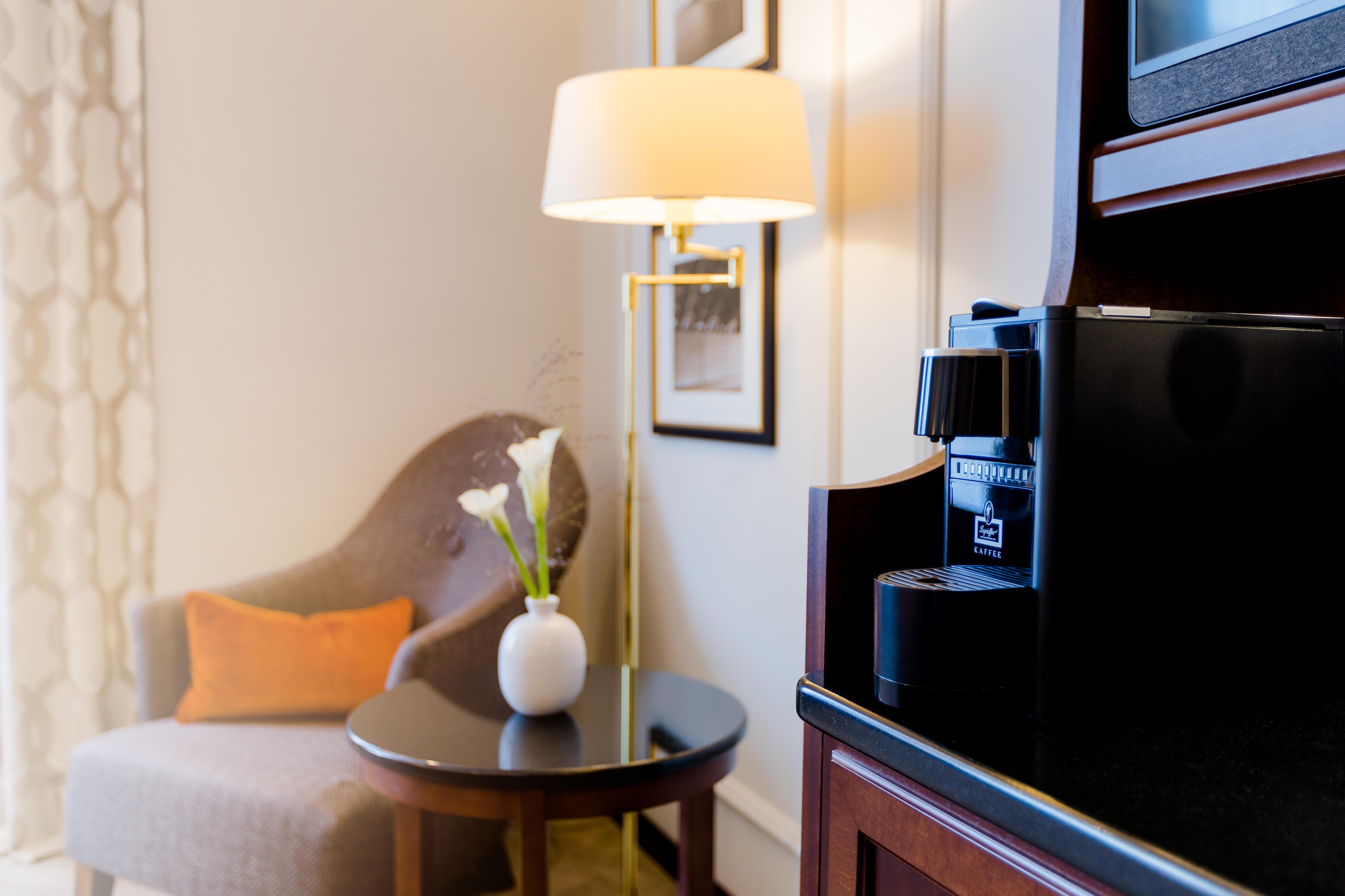 Excelsior Hotel Ernst Am Dom Köln Kültér fotó A Nespresso machine in a hotel room