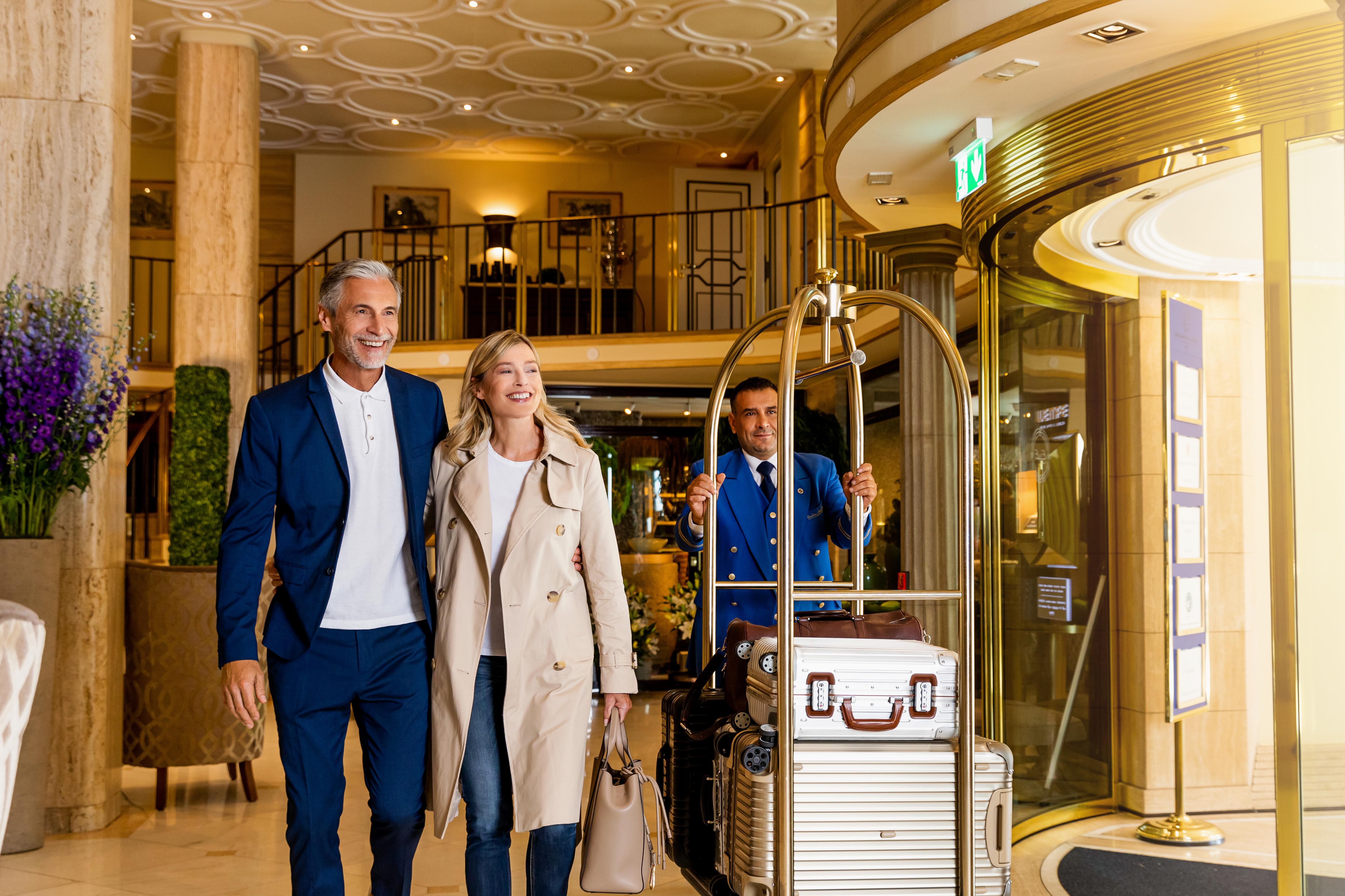 Excelsior Hotel Ernst Am Dom Köln Kültér fotó A bellboy pushing a luggage cart